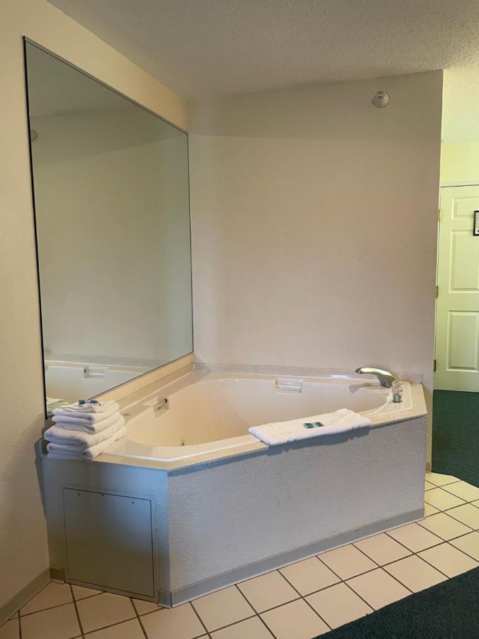 Voyager Inn St. Ignace Zewnętrze zdjęcie