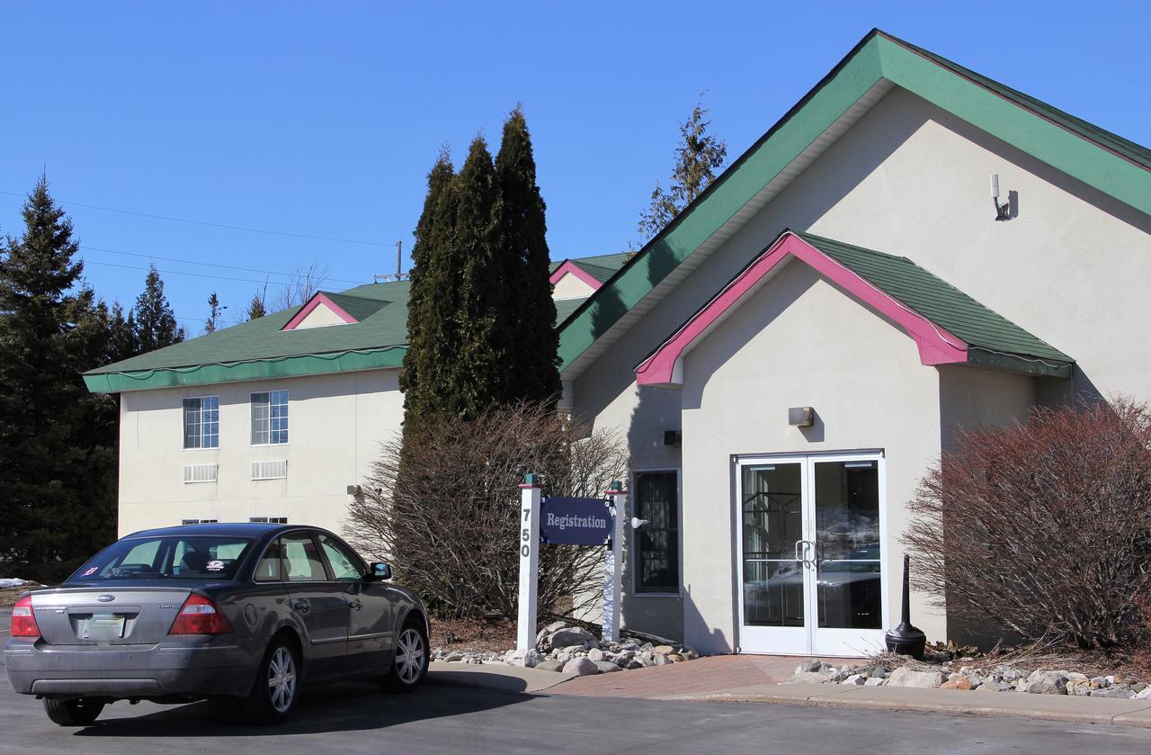 Voyager Inn St. Ignace Zewnętrze zdjęcie