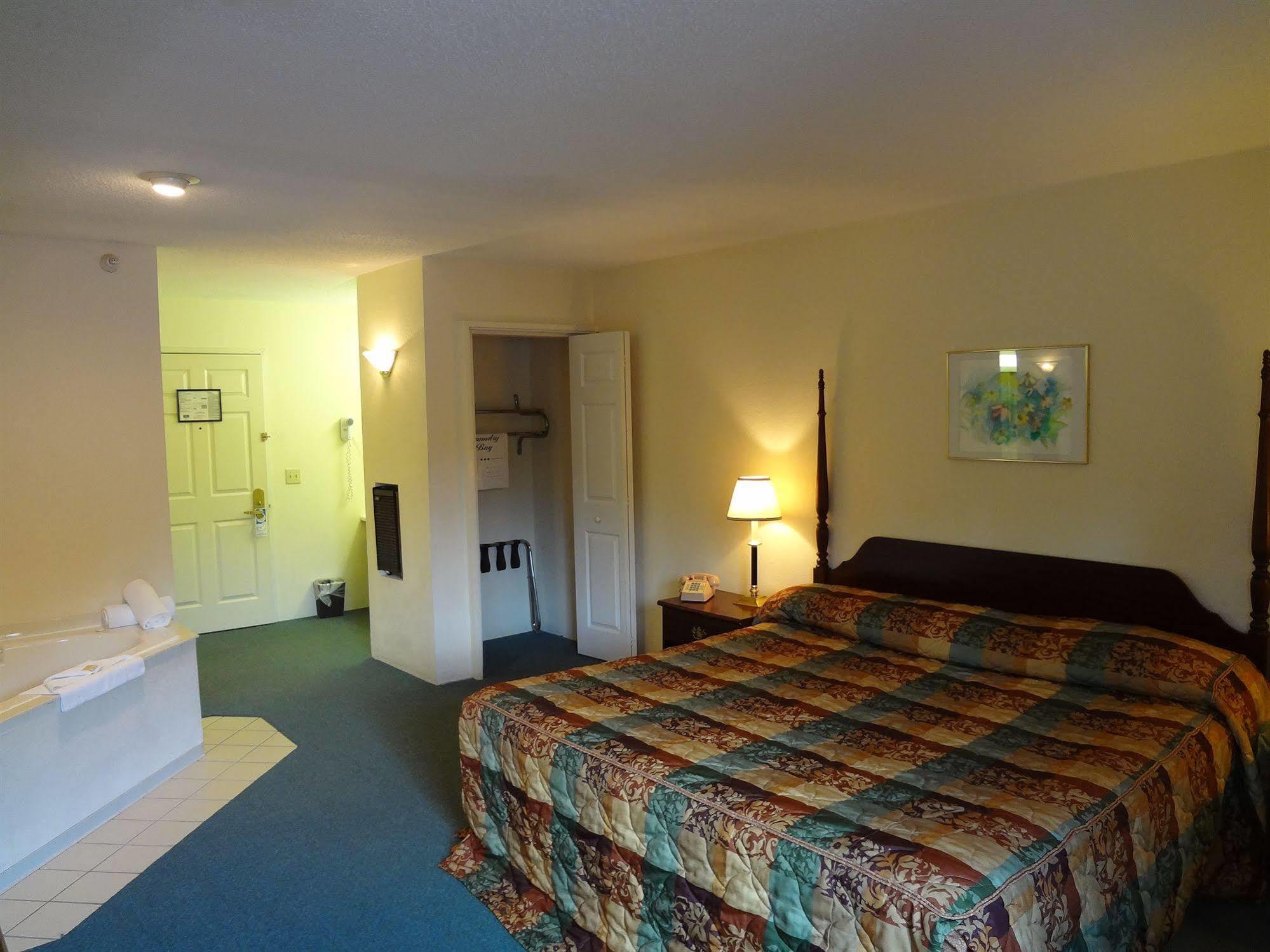 Voyager Inn St. Ignace Zewnętrze zdjęcie