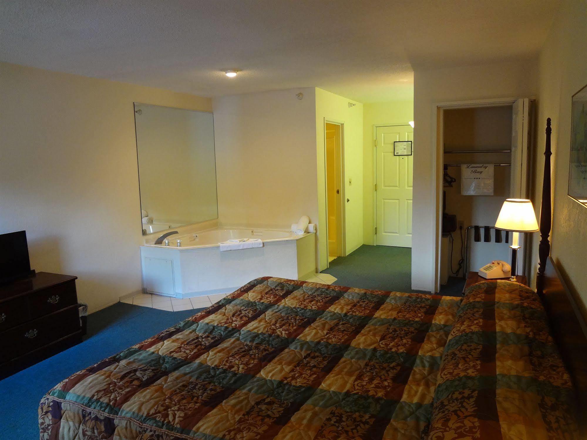 Voyager Inn St. Ignace Zewnętrze zdjęcie